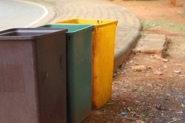 Sarı, yeşil, kahverengi depo gözleri parkta.