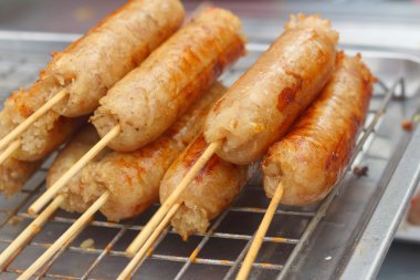 Barbekü sosis ızgara içinde belgili tanımlık çarşı