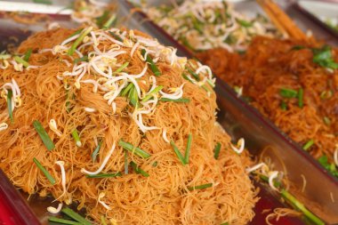 kızarmış pilav şehriye piyasada ilave edin.