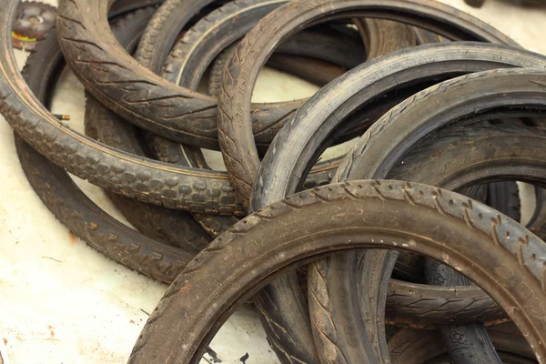 İkinci el araç lastikleri bir yığın yere koy..