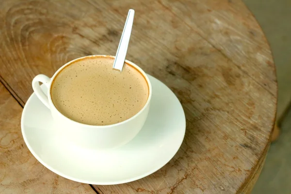 Café expresso dans une tasse blanche sur une table en bois . — Photo