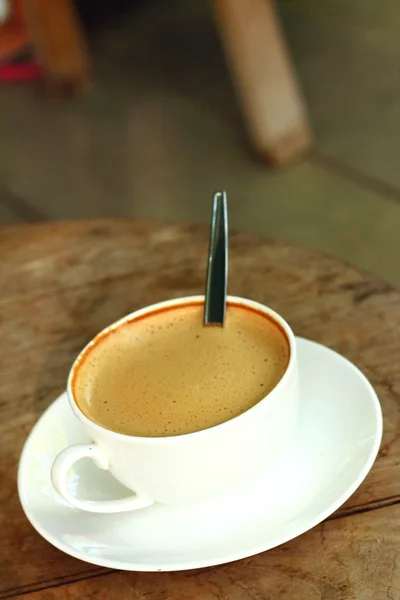 Café expresso dans une tasse blanche sur une table en bois . — Photo
