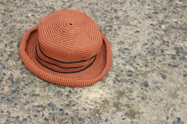 Hnědý klobouk na pozadí cementu. — Stock fotografie