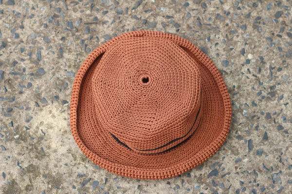 セメントの背景に茶色の帽子. — ストック写真