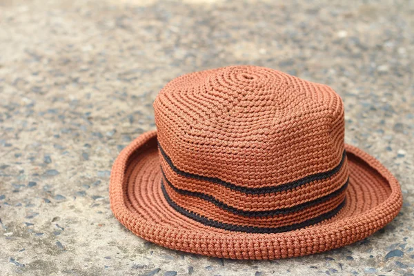 Sombrero marrón sobre un fondo de cemento . — Foto de Stock