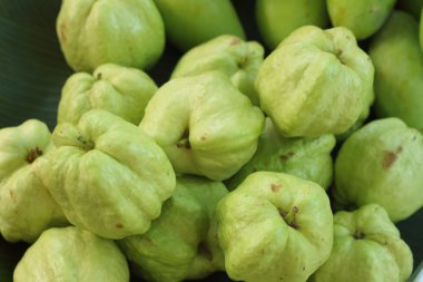 Guava meyve bir tablo içinde belgili tanımlık çarşı