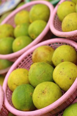 Piyasada bir sepet içinde limon.