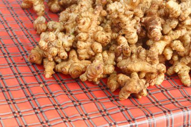 Zencefil kökü bir tablo içinde belgili tanımlık çarşı