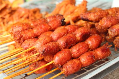 Barbekü sosis ızgara içinde belgili tanımlık çarşı