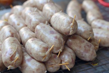 Barbekü sosis ızgara içinde belgili tanımlık çarşı