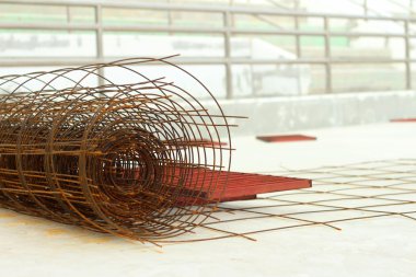 kırmızı beyaz bir arka plan üzerinde ızgara çelik.