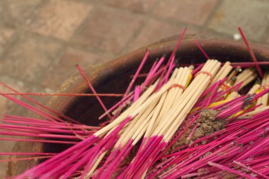 Joss tapınakta ibadet aldı.