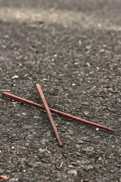 Um par de pauzinhos em um fundo preto . — Fotografia de Stock