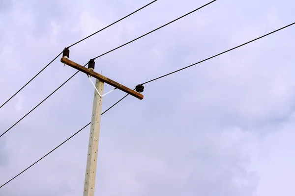 Elektricitet inlägg på en bakgrund av himlen. — Stockfoto