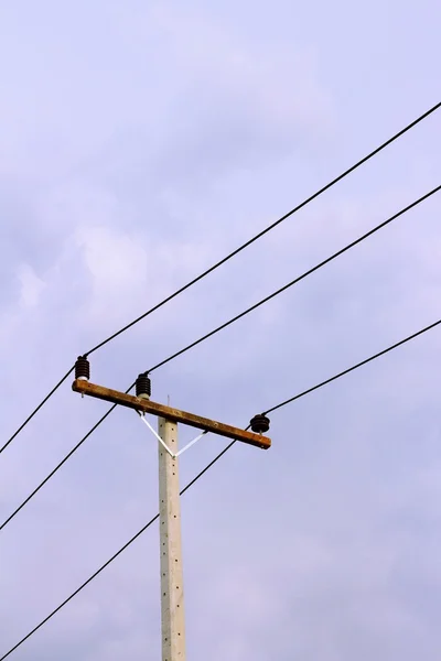 Elektricitet inlägg på en bakgrund av himlen. — Stockfoto