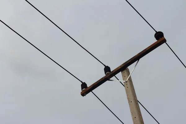 Poste de electricidad sobre un fondo del cielo . —  Fotos de Stock