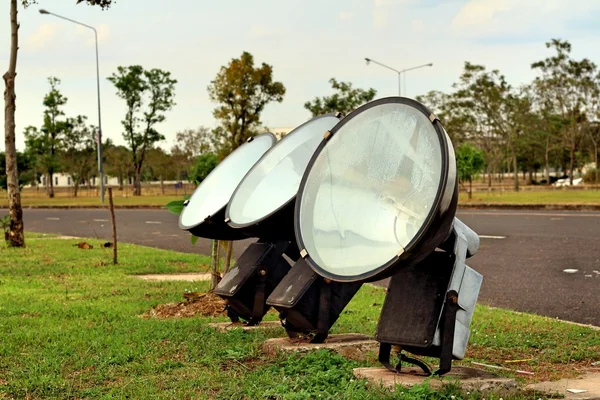 Strålkastarljuset på det gröna gräset på th park — Stockfoto