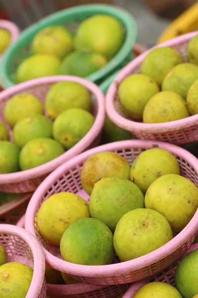 Limones en una cesta en el mercado . — Foto de Stock