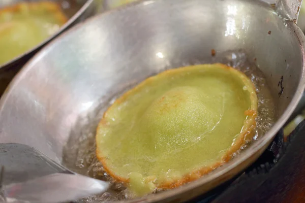 Tailandia postre - masa frita tradicional en el mercado — Foto de Stock