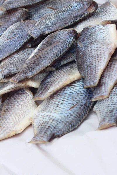 Pesce essiccato nel serbatoio al mercato . — Foto Stock