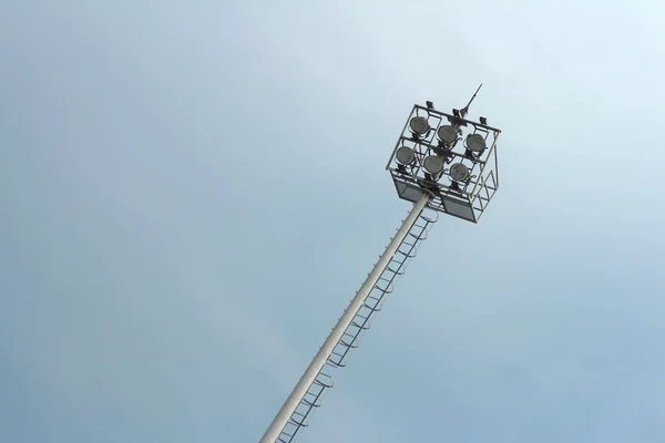 Projecteur de lampes de plein air avec ciel bleu . — Photo