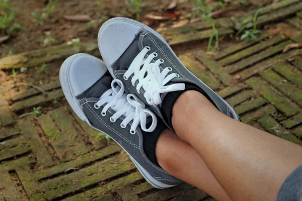 Grijze schoenen op de achtergrond van de vloer. — Stockfoto