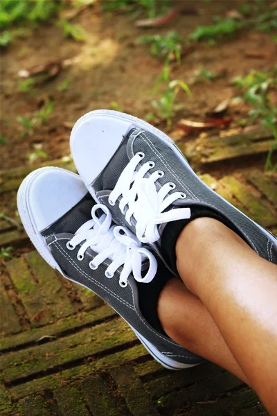 Zapatos grises en el fondo del suelo . — Foto de Stock