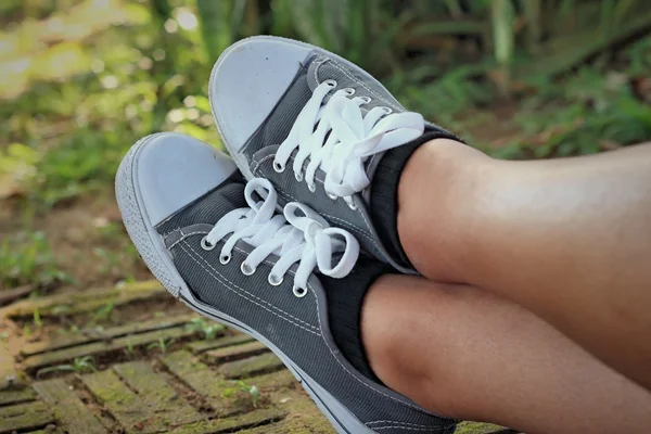 Grå skor på bakgrund av golvet. — Stockfoto