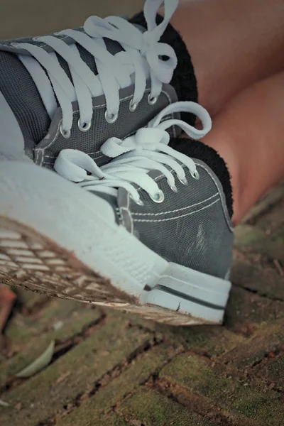 Zapatos grises en el fondo del suelo . — Foto de Stock