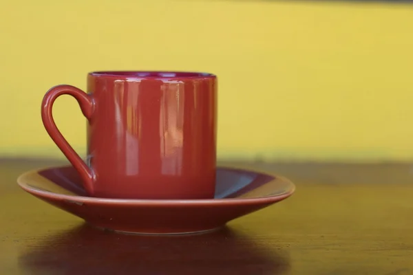 Placa de conjunto de café cerâmico na loja de vidro . — Fotografia de Stock