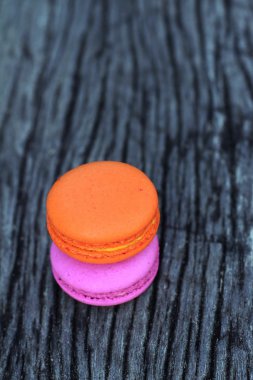 Bir bahçe ahşap bir masa üzerinde macaroons