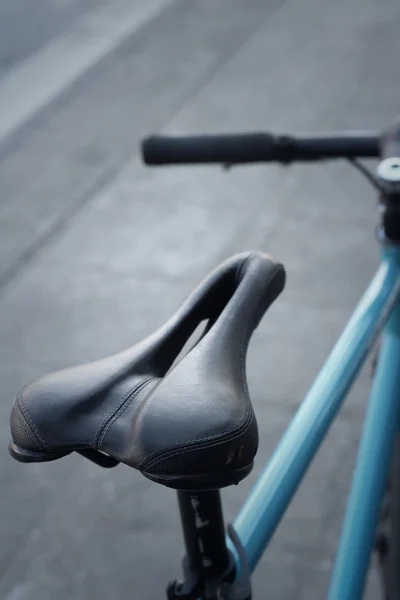 Asiento de una bicicleta aparcada en el parque . —  Fotos de Stock