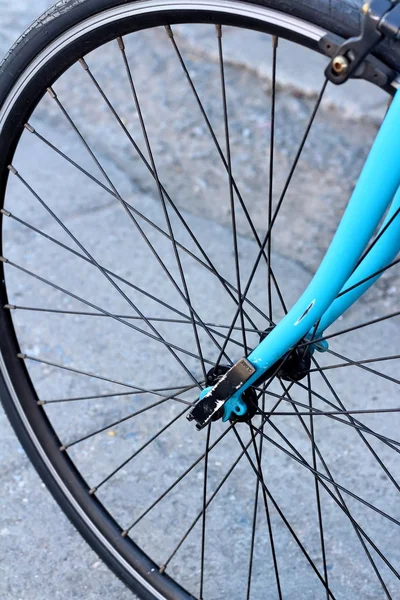 Las ruedas de las bicicletas aparcadas en el parque . —  Fotos de Stock
