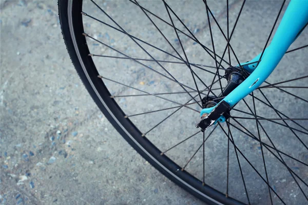 Räder von Fahrrädern, die im Park abgestellt sind. — Stockfoto