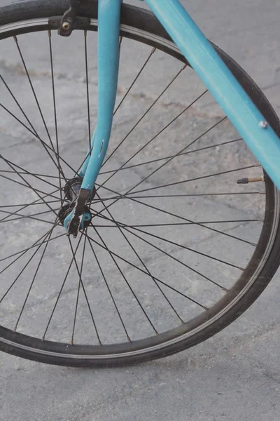 As rodas de bicicletas estacionadas no parque . — Fotografia de Stock