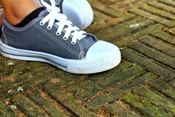 Scarpe grigie sullo sfondo del pavimento . — Foto Stock