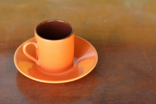 Placa de conjunto de café cerâmico na loja de vidro . — Fotografia de Stock