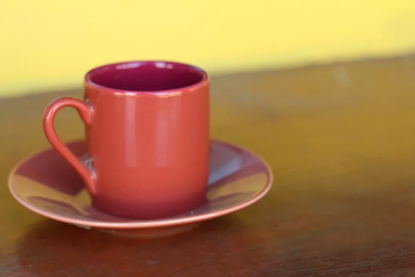 Placa de conjunto de café cerâmico na loja de vidro . — Fotografia de Stock