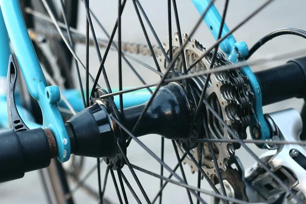 Roda dentada de bicicletas estacionadas no parque . — Fotografia de Stock