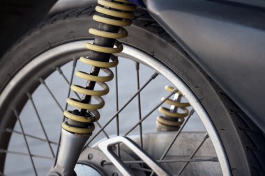 şok emiciler parkta sarı motosikletler