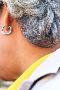 Arkadaki yaşlı beyaz kıllar.