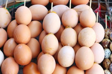 Izgara tavuk yumurta piyasada ocakta