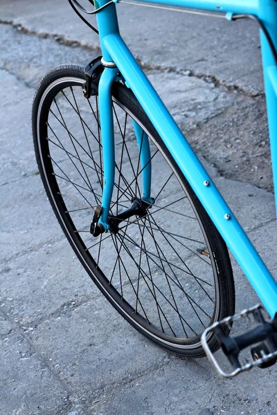 Räder von Fahrrädern, die im Park abgestellt sind. — Stockfoto
