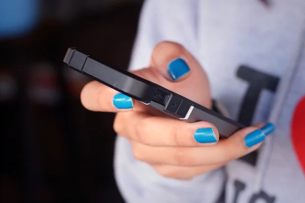 Women wearing a grey shirt is using a phone — Stock Photo, Image