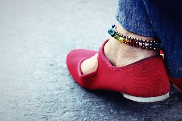 ジーンズと赤い靴を身に着けている女性 — ストック写真