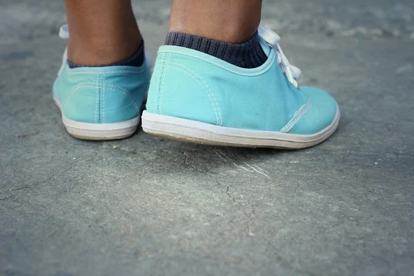 Mulher usando sapatos azuis no parque . — Fotografia de Stock