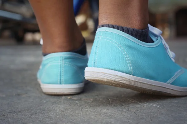 Mujer con zapatos azules en el parque . — Foto de Stock