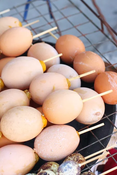 Huevos de pollo a la parrilla en la estufa en el mercado — Foto de Stock