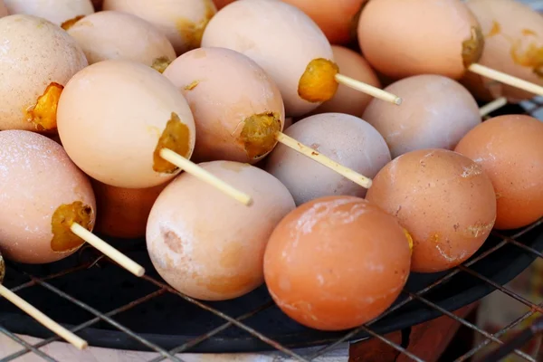 Izgara tavuk yumurta piyasada ocakta