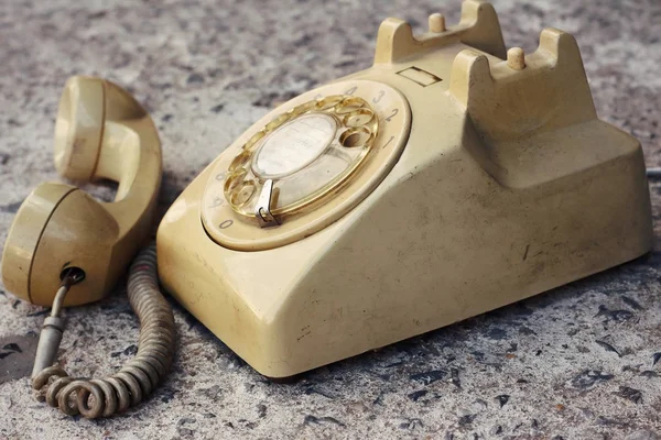 Telefone velho marrom estilo vintage em um soalho . — Fotografia de Stock